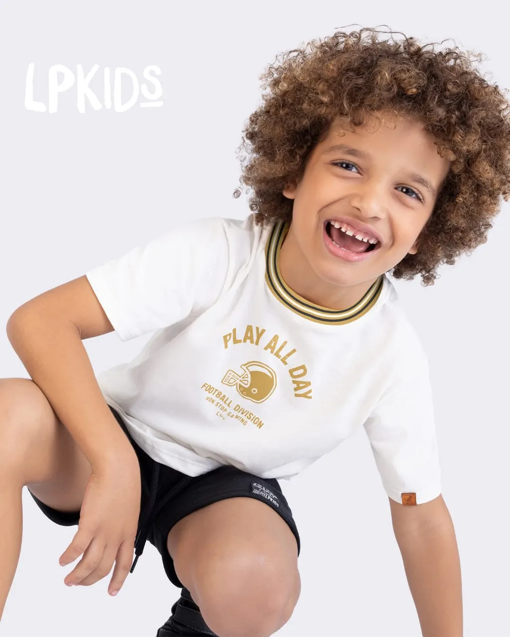Menino rindo, de camiseta Play All Day
