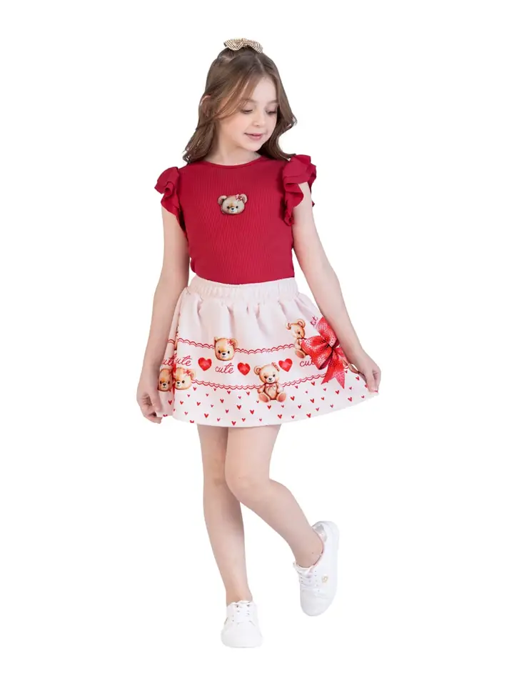 Menina de blusa vermelha e saia de ursinhos
