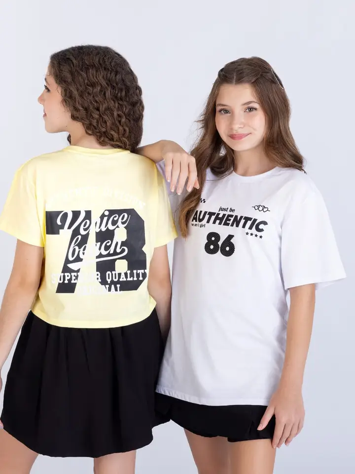 Duas adolescentes de camiseta e saia